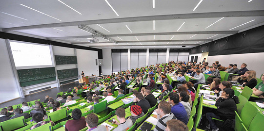 Studierende sitzen in einer Vorlesung im Hörsaal. 
